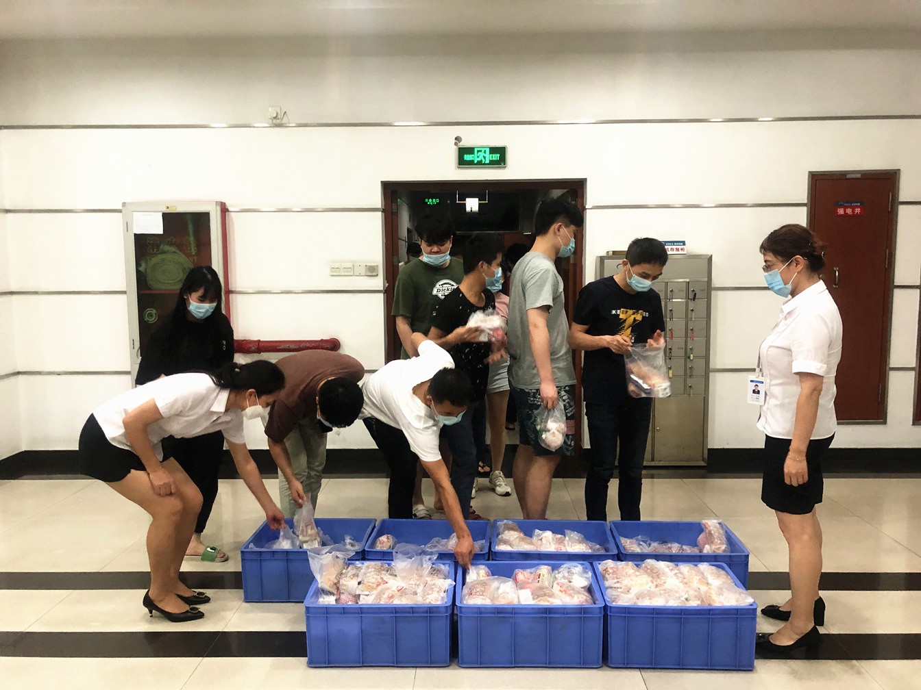 暖人心，鼓干勁 - 公司工會慰問一線加班員工